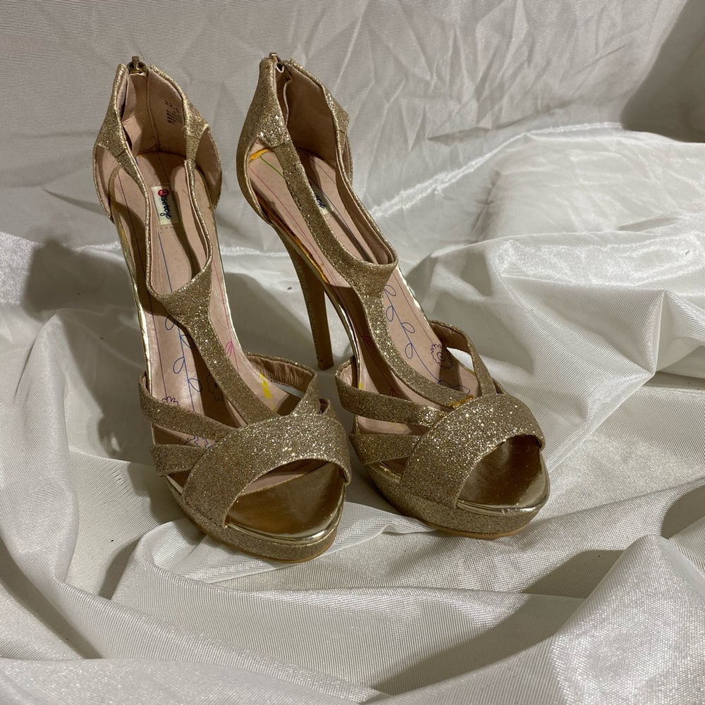 NWOT Gold High Heeled Sandals sz 8.5